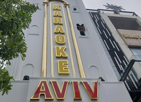 Quán karaoke bốc cháy dữ dội giữa trưa -3