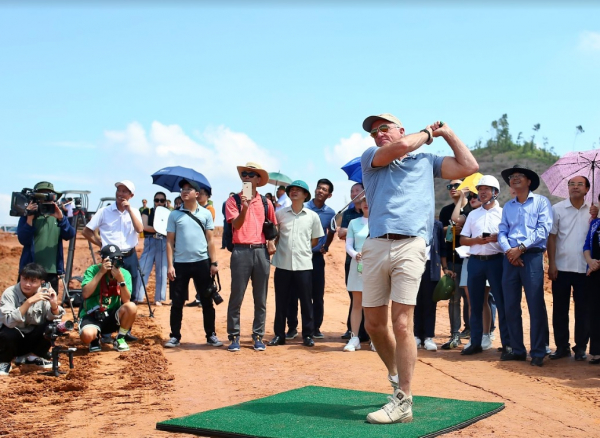 Cú swing đầu tiên huyền thoại Greg Norman tại sân golf Văn Lang Empire -0