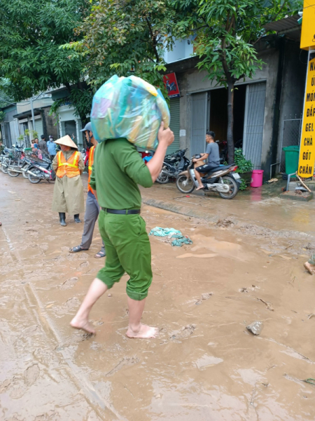 Nghe An police assist people in overcoming aftermath of storm and flood -1