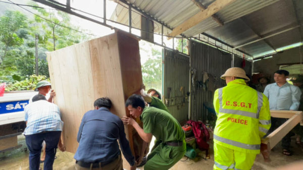 Nghe An police assist people in overcoming aftermath of storm and flood -2
