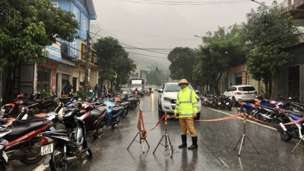 Nghe An police assist people in overcoming aftermath of storm and flood -3