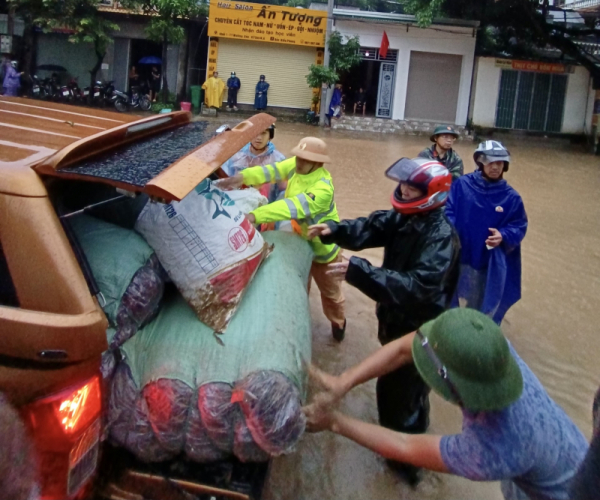Nghe An police assist people in overcoming aftermath of storm and flood -4