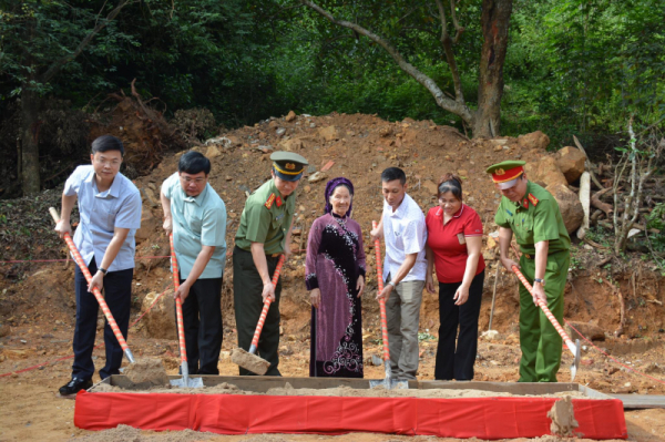 Quang Ninh police build gratitude house for family of fallen police officers -0