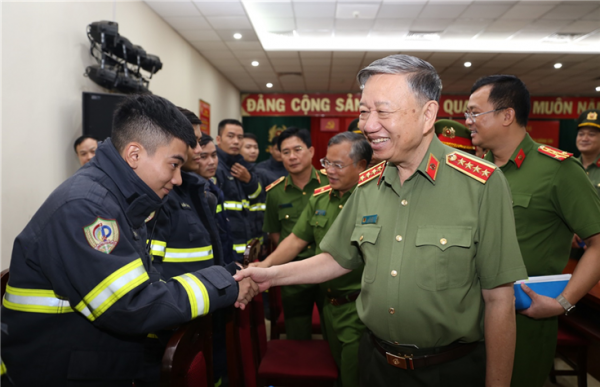 Minister To Lam visits fire and rescue force of Dong Da District Police Station -0