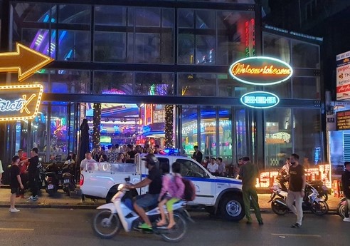 Bất chấp bị đình chỉ, nhà hàng cà phê District K vẫn ngang nhiên hoạt động -0