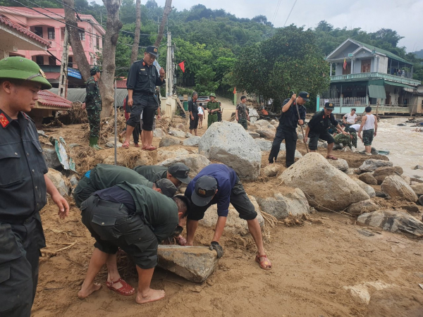 Trung Đoàn cảnh sát cơ động Bắc Trung Bộ giúp nhân dân khắc phục hậu quả lũ quét tại Kỳ Sơn -0