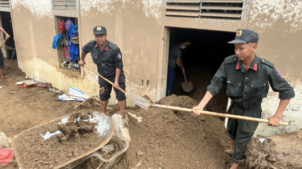 Trung Đoàn cảnh sát cơ động Bắc Trung Bộ giúp nhân dân khắc phục hậu quả lũ quét tại Kỳ Sơn -0