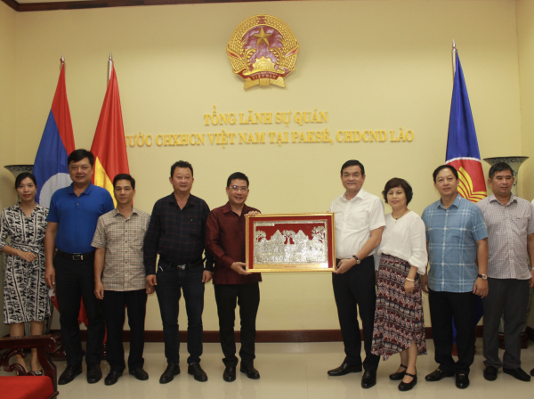Công an TP Hồ Chí Minh thăm và trao tặng trang thiết bị cho Công an tỉnh Champasak - Lào -0