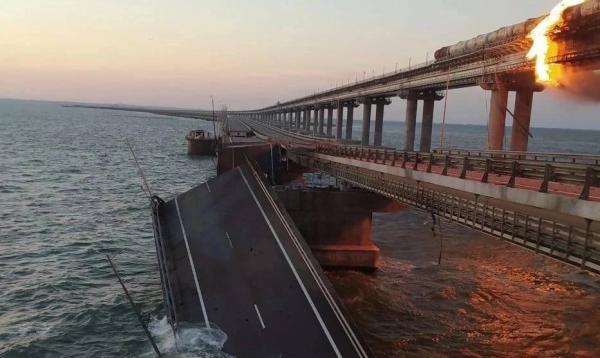 Tàu chở nhiên liệu bốc cháy dữ dội trên cầu Crimea -0