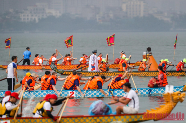 Over 500 rowers participate in Hanoi's boat race tournament despite rain -0