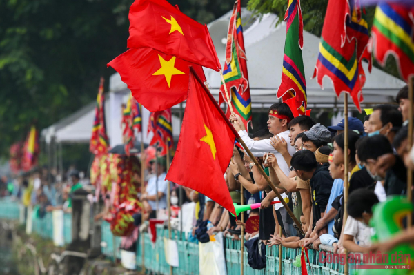 Over 500 rowers participate in Hanoi's boat race tournament despite rain -1