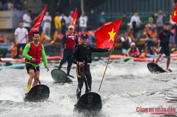 Over 500 rowers participate in Hanoi's boat race tournament despite rain -2