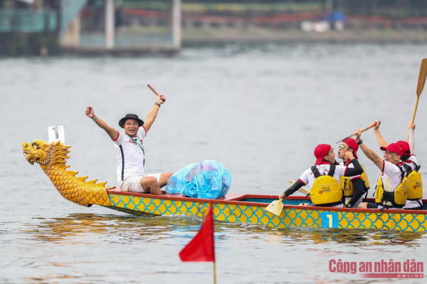 Over 500 rowers participate in Hanoi's boat race tournament despite rain -3