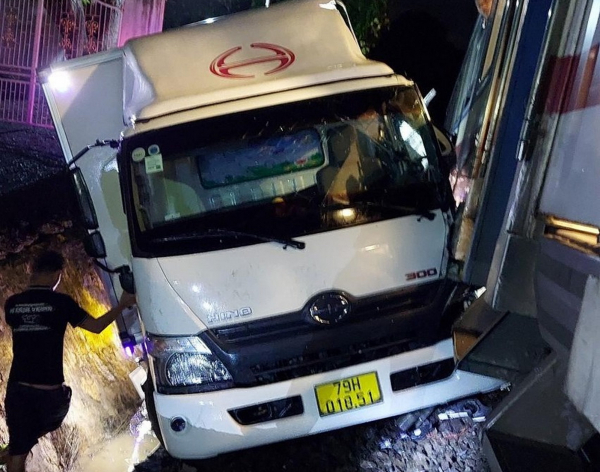 Tàu lửa tông ô tô lái xe may mắn thoát nạn -0