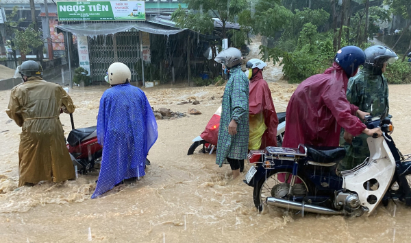Lực lượng Công an giúp đỡ người dân ứng phó với mưa, lũ lớn -0