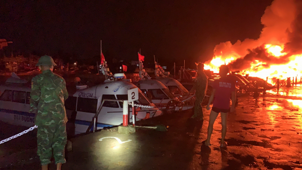 Hàng loạt tàu gỗ cùng cano du lịch đang neo đậu tại cảng Cửa Đại (Hội An) bốc cháy dữ dội -0