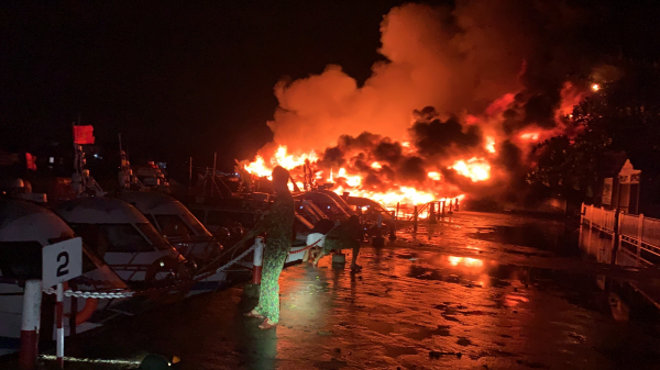Hàng loạt tàu gỗ cùng cano du lịch đang neo đậu tại cảng Cửa Đại (Hội An) bốc cháy dữ dội -1