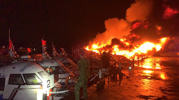 Hàng loạt tàu gỗ cùng cano du lịch đang neo đậu tại cảng Cửa Đại (Hội An) bốc cháy dữ dội -2
