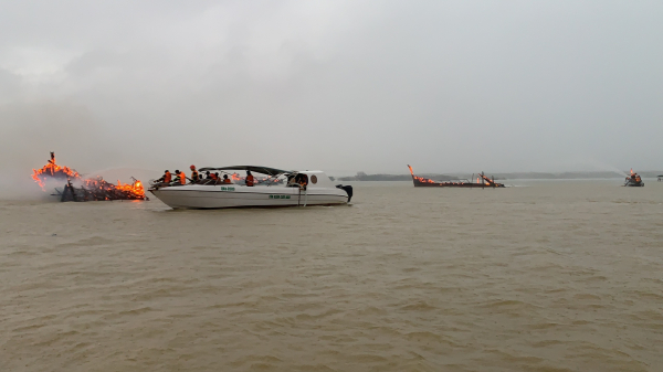 Hàng loạt tàu gỗ cùng cano du lịch đang neo đậu tại cảng Cửa Đại (Hội An) bốc cháy dữ dội -3