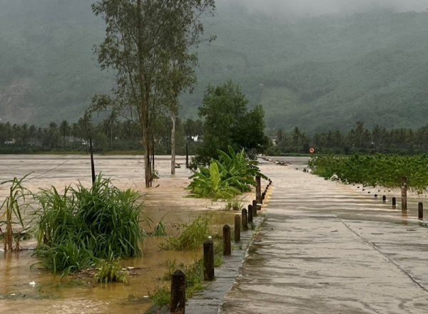 Công an điều tiết giao thông, hỗ trợ người dân sơ tán, chạy lũ trong đêm -0