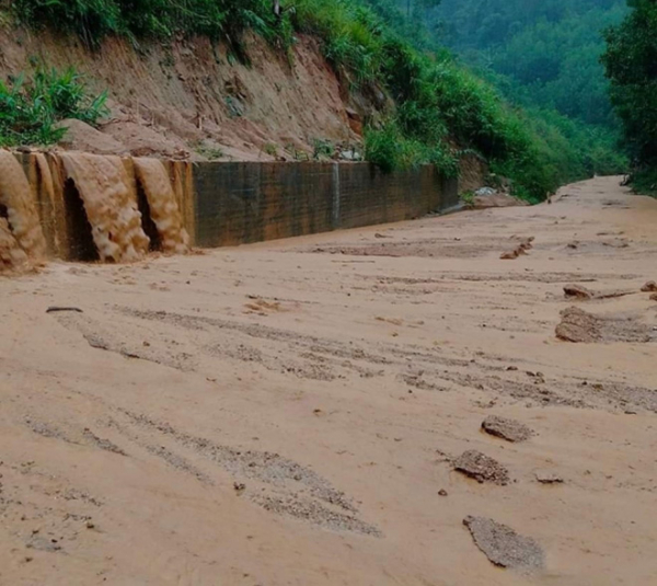 Công an điều tiết giao thông, hỗ trợ người dân sơ tán, chạy lũ trong đêm -0