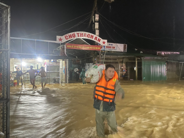 Công an các tỉnh miền Trung sát cánh cùng người dân khắc phục hậu quả mưa lũ -0