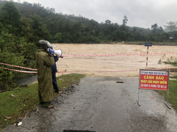Công an các tỉnh miền Trung sát cánh cùng người dân khắc phục hậu quả mưa lũ -0