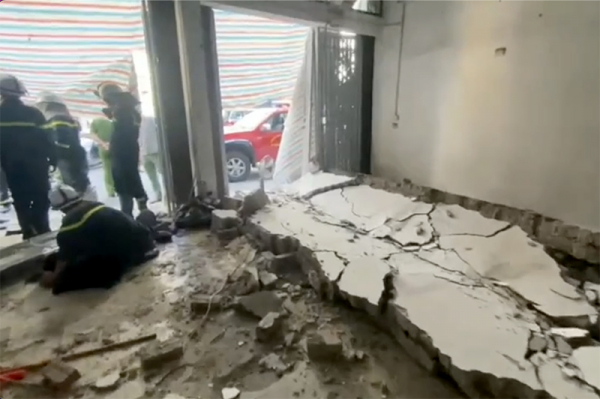 Một công nhân bị tường sập, đè gẫy chân trong lúc sửa nhà -0
