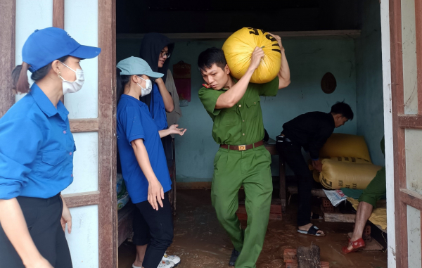 Công an Quảng Nam khẩn trương giúp người dân khắc phục hậu quả mưa lũ -0