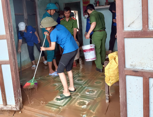 Công an Quảng Nam khẩn trương giúp người dân khắc phục hậu quả mưa lũ -0
