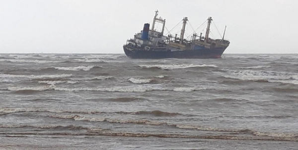Cứu sống 7 ngư dân tàu bị hỏng máy trôi trên biển  -0