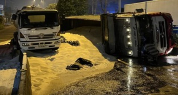 40 tấn gạo đổ tràn quốc lộ sau vụ xe tải tông dải phân cách lật ngang -1