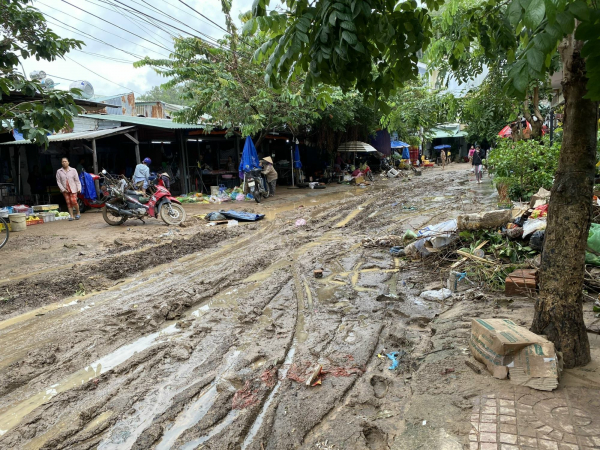 Công an, bộ đội giúp dân dọn dẹp sau mưa lũ -0