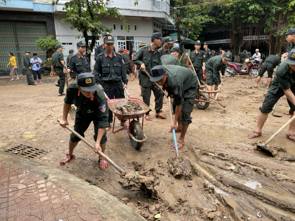 Công an, bộ đội giúp dân dọn dẹp sau mưa lũ -0