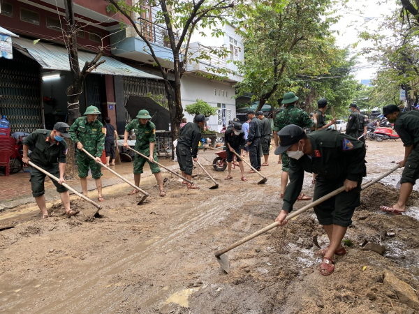 Công an, bộ đội giúp dân dọn dẹp sau mưa lũ -0