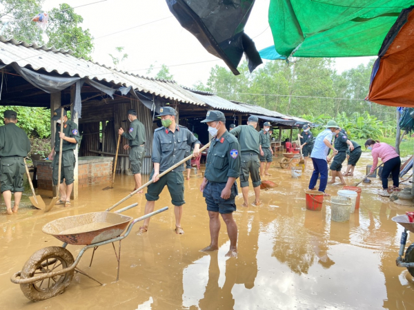 Cảnh sát cơ động giúp người dân Quảng Ngãi dọn dẹp bùn đất -0