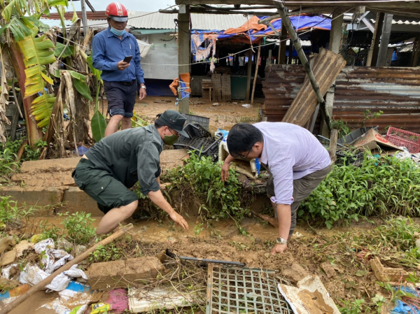 Cảnh sát cơ động giúp người dân Quảng Ngãi dọn dẹp bùn đất -0