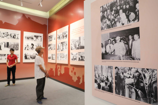Uncle Ho's love for Hanoi seen through photography exhibition -0