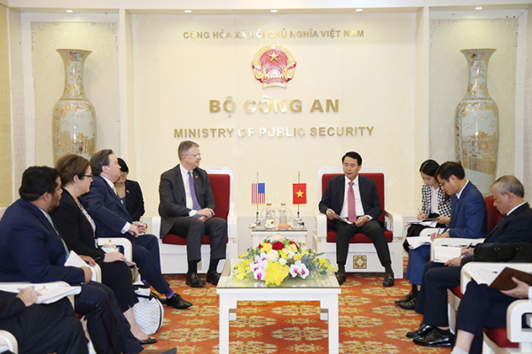 Deputy Minister Le Quoc Hung receives US Assistant Secretary of State Daniel Kritenbrink -0