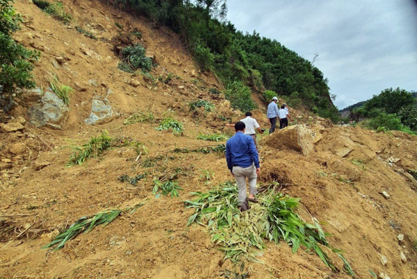 Sạt lở nghiêm trọng trên tuyến huyện lộ làm chia cắt 170 hộ dân tại Quảng Nam -0