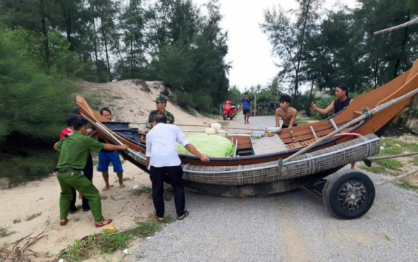 Công an các tỉnh miền Trung giúp dân trước nguy cơ 