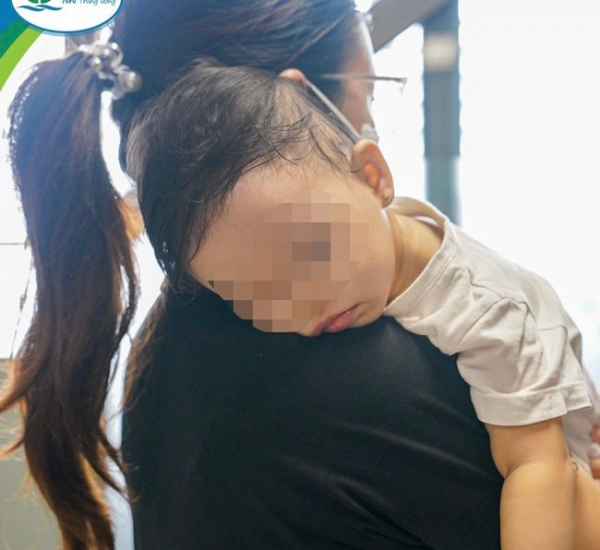 Bé gái 13 tháng tuổi bị dây thép đâm xuyên qua Amidan -0