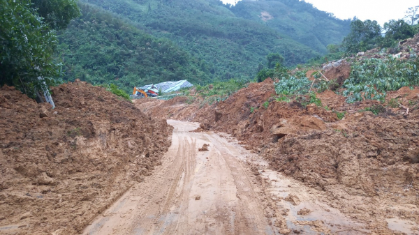 Thông tuyến bị sạt lở, 6 xã khu Tây của huyện Trà Bồng  không còn bị cô lập -0