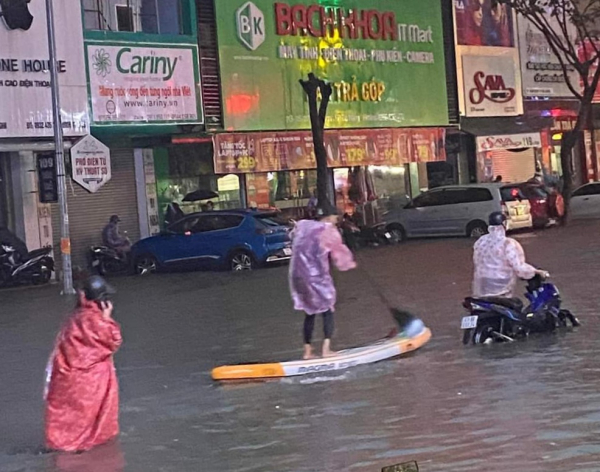 Nước tràn vào nhà, nhiều người dân ở Đà Nẵng lên Facebook kêu cứu -0