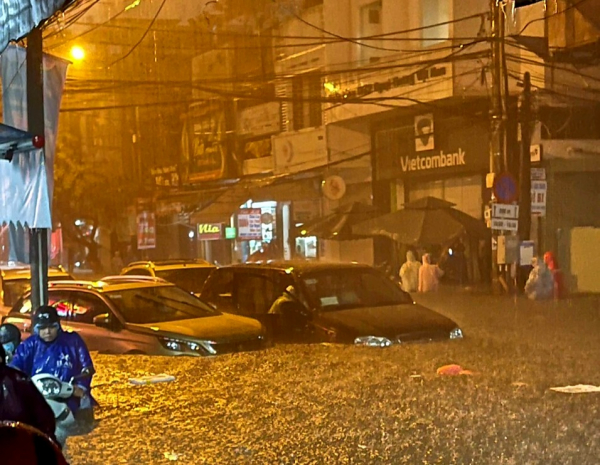 Nước tràn vào nhà, nhiều người dân ở Đà Nẵng lên Facebook kêu cứu -1