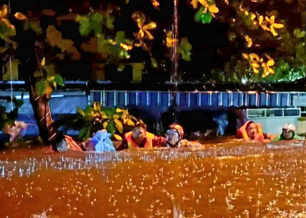 Nước tràn vào nhà, nhiều người dân ở Đà Nẵng lên Facebook kêu cứu -0