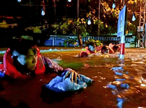 Nước tràn vào nhà, nhiều người dân ở Đà Nẵng lên Facebook kêu cứu -1