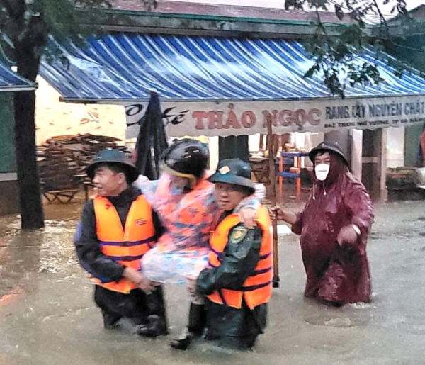 Nước tràn vào nhà, nhiều người dân ở Đà Nẵng lên Facebook kêu cứu -2