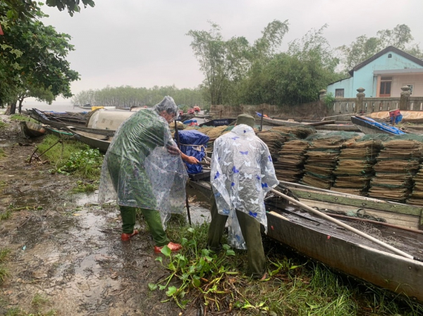 Công an huyện “rốn lũ” giúp dân trước diễn biến phức tạp của mưa lũ -0