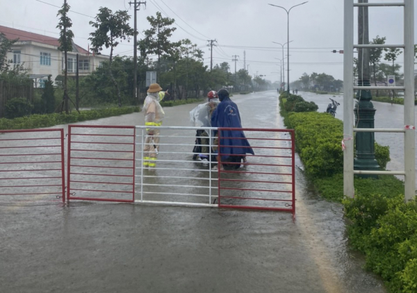 Công an huyện “rốn lũ” giúp dân trước diễn biến phức tạp của mưa lũ -0